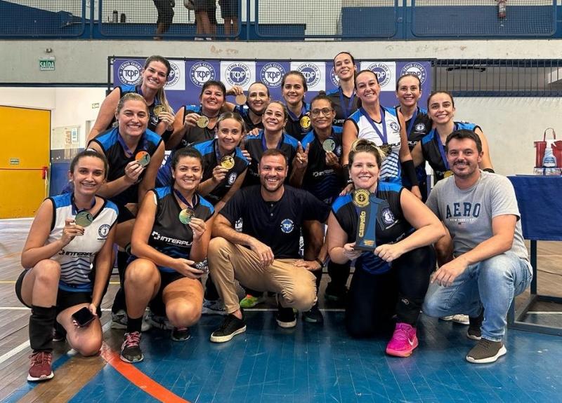 A grande campeã com seu troféu, equipe Tênis Clube 