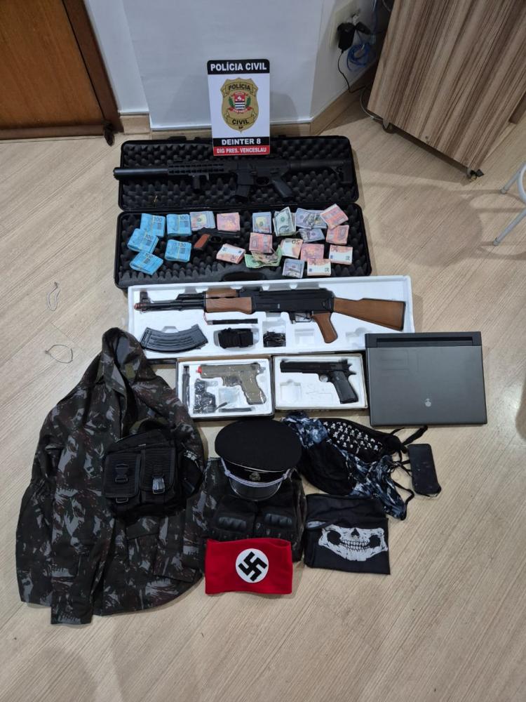 Eletrônicos, braçadeira com símbolo nazista, simulacros de arma, entre outros objetos, foram apreendidos