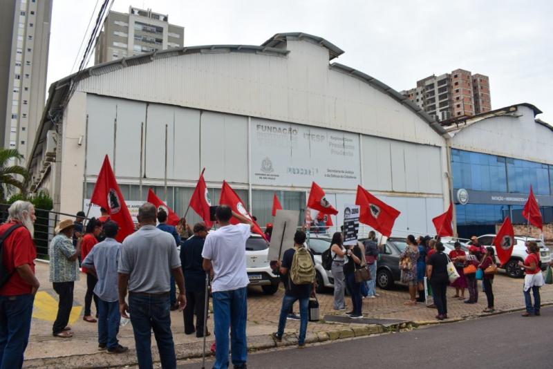 Militantes da região do Pontal se reuniram em frente ao escritório regional da Fundação Itesp, em Prudente