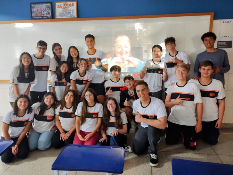 Estudantes do 2º ano do ensino médio do Colégio Braga Mello durante o chat com Courtney Henning Novak
