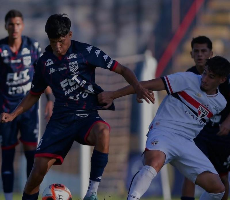 De azul, Grêmio Prudente estreou no Paulista Sub-20 contra equipe alternativa do São Paulo, de branco 