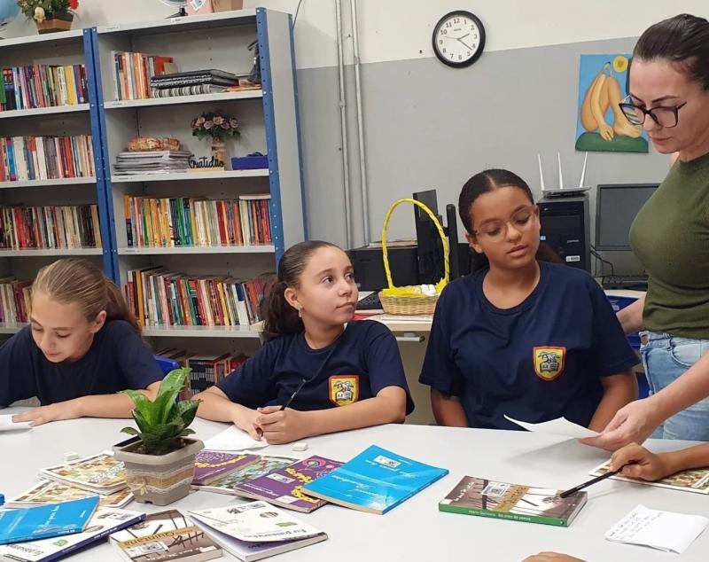 Alunos e professores, gestores e integrantes da Diretoria de Ensino da Região de Mirante participaram da escrita da obra 
