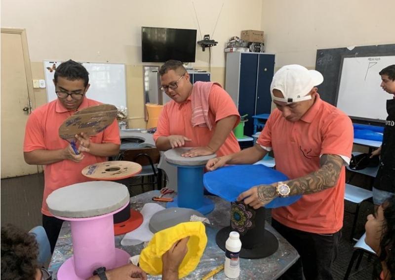 Oficina de produção de banquinhos com material reciclável