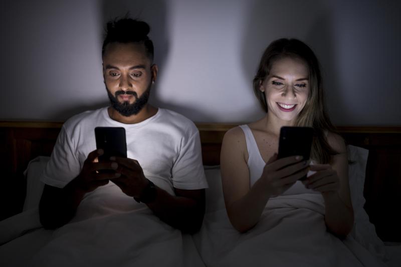 Uso do celular antes de dormir pode trazer consequências negativas à saúde