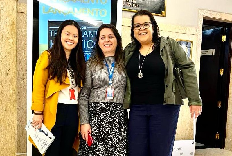 Juliana Marquezi Pereira, entre suas colegas Betânia Rocha e Patrícia Momoyo