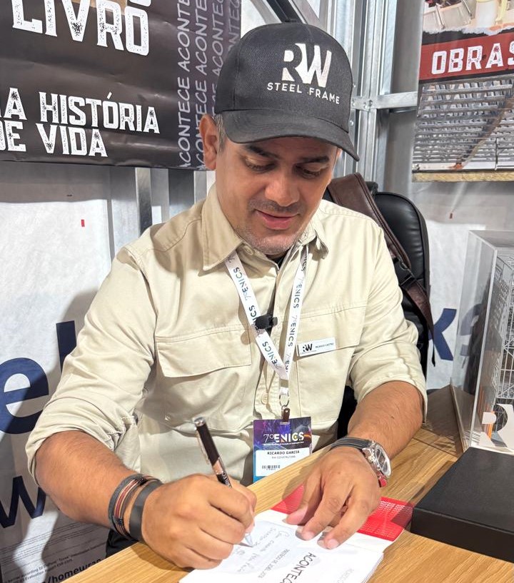 Ricardo Castro autografa exemplares do seu livro na feira Enics 2025, onde recebeu o prêmio “Empreendedor do Ano” no setor da construção a seco no Brasil