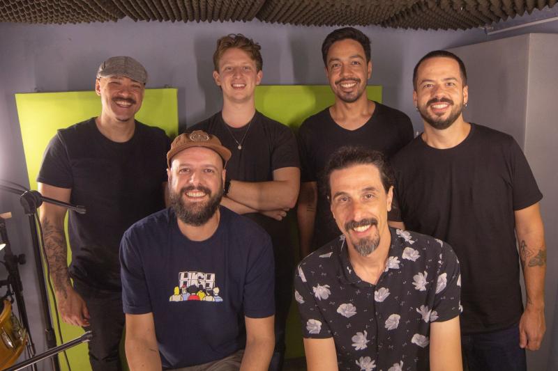 Em pé da esquerda para direita: Samuel Lima (contrabaixo), Tales Nunes (saxofone), Thiago Braga (arranjos e guitarra), Gui Jianelli (composições, arranjos e bateria). Sentados da esquerda para direita: Bruno Tessele (engenheiro de áudio) e Marcel Altavini (teclado)