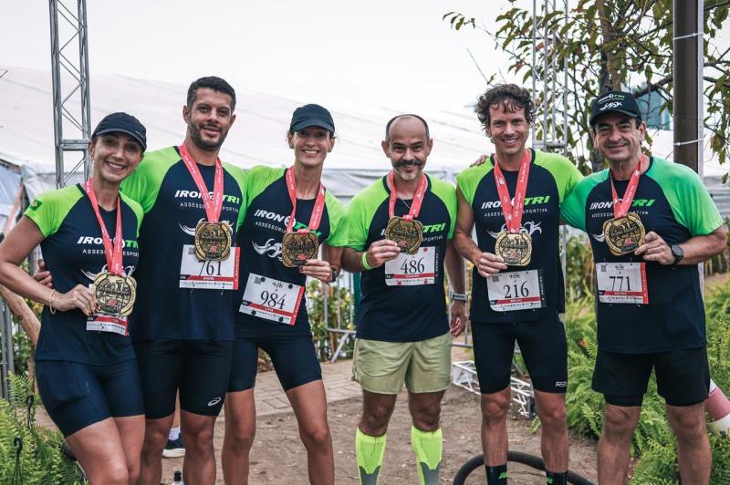 Thais Cavalari, André Parangaba, Lívia Cabral, Leandro Alves, Bruno Dias e Antônio Avelino, maratonistas da equipe Iron Tri, em Porto Alegre
