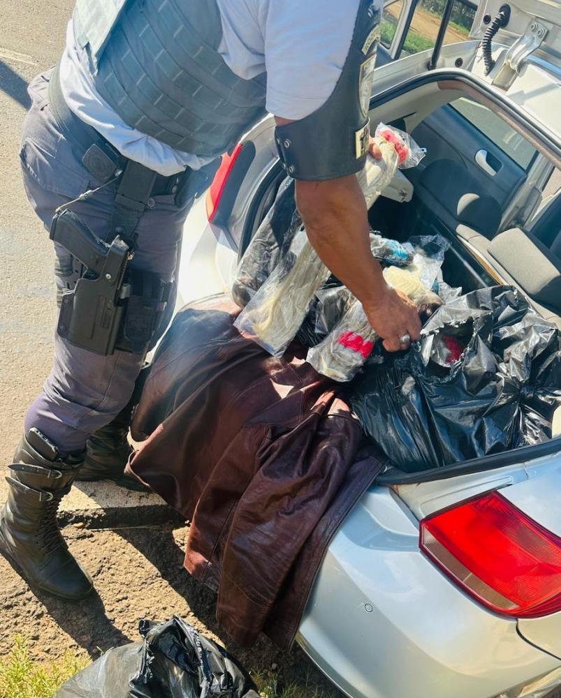 Cabelos estavam distribuídos em sacos plásticos, no porta-malas de um automóvel Gol