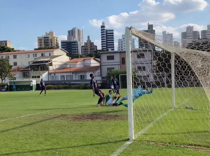 Camisa 10 do Guarani, Kauã Mineiro, abriu o placar contra o Grêmio Prudente aos 36 minutos de jogo