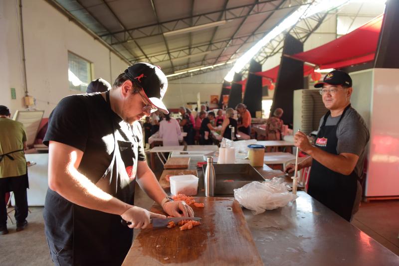 Festa conta com uma variedade imensa de pratos; preparação ontem seguia a todo vapor