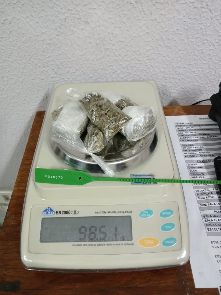 Acusado arremessou 13 porções de cocaína e seis de maconha pela janela de apartamento