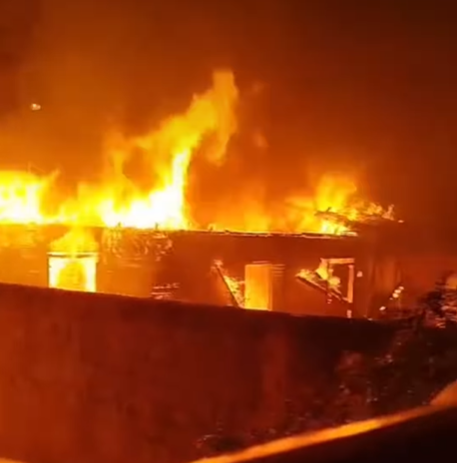 Fogo teria iniciado em uma casa de madeira e se espalhado para outros 3 imóveis
