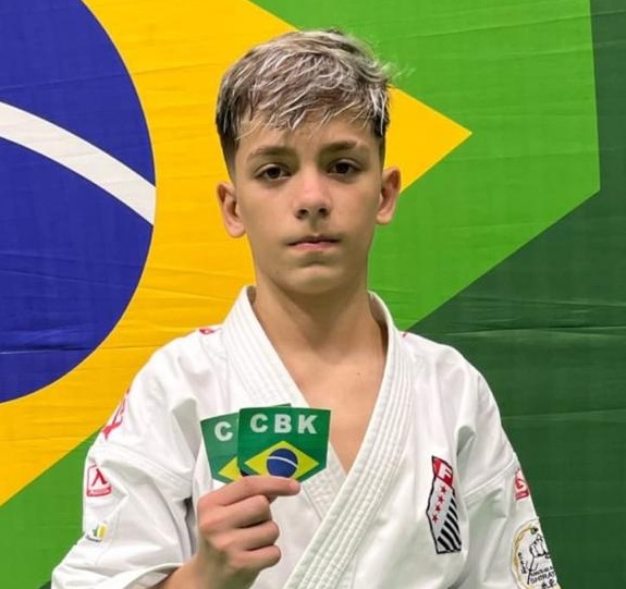 Lucas Pastro iniciou o karatê com 5 anos e atualmente é faixa marrom