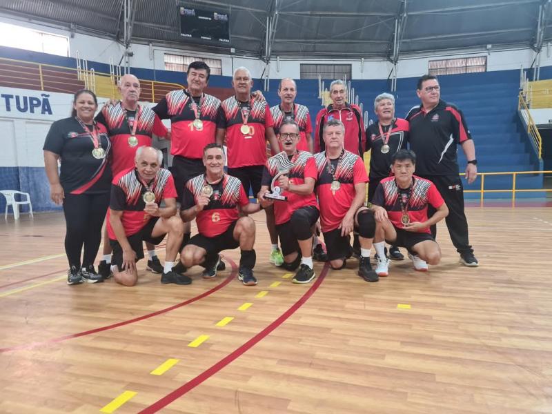 Equipe de vôlei masculino adaptado 70 anos foi campeã no domingo, ao vencer Osvaldo Cruz