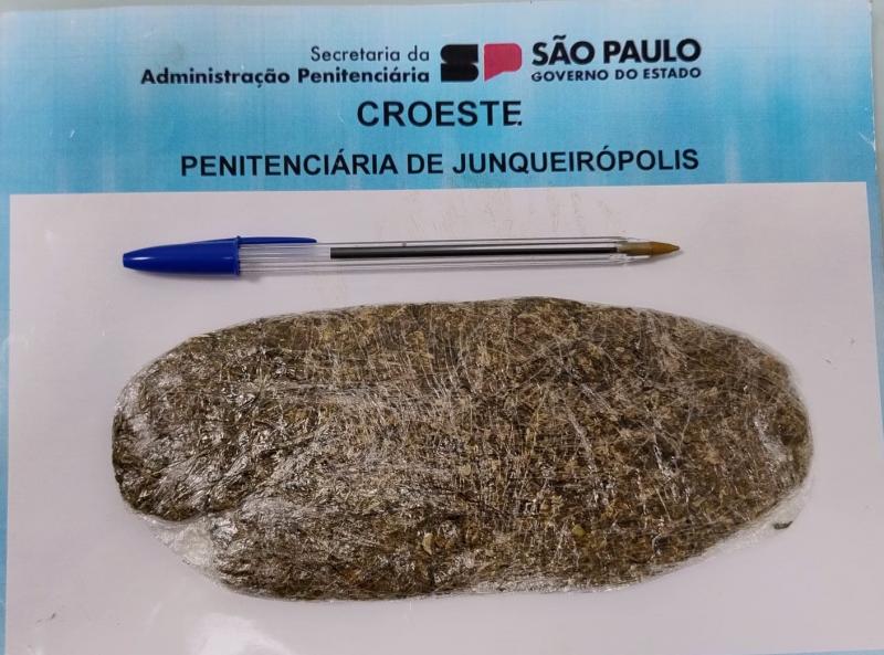 Na Penitenciária de Junqueirópolis, suspeita transportava droga na região pélvica e na cintura