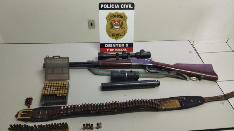Armas, supressores de som, luneta de precisão, além de munições, foram recolhidos nesta terça-feira