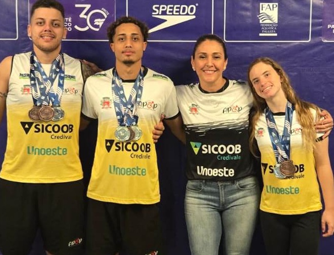 A técnica Micheline com os 3 atletas medalhistas 