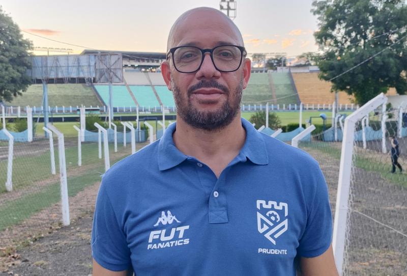 Treinador Rogério Corrêa foi anunciado pelo Grêmio Prudente no dia 17 de abril 