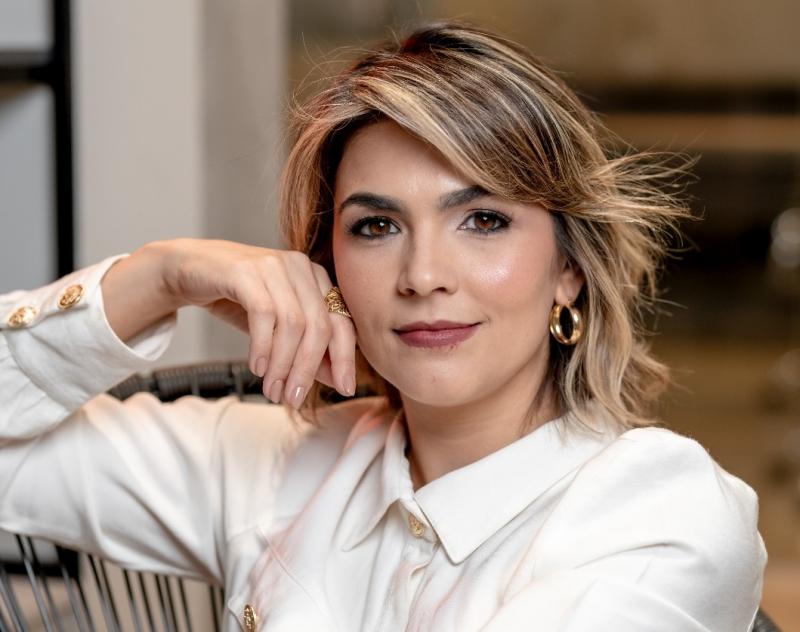 Jaque Almeida: "É hora de aposentar o ideal da mulher que dá conta de tudo"