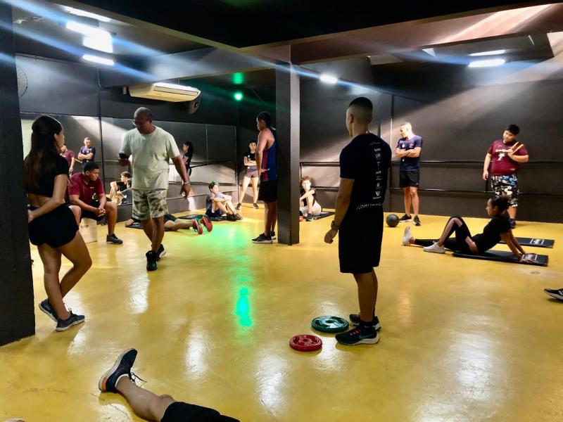 Técnico Cremilson utiliza a sala de dança para aplicar o Circuit Training