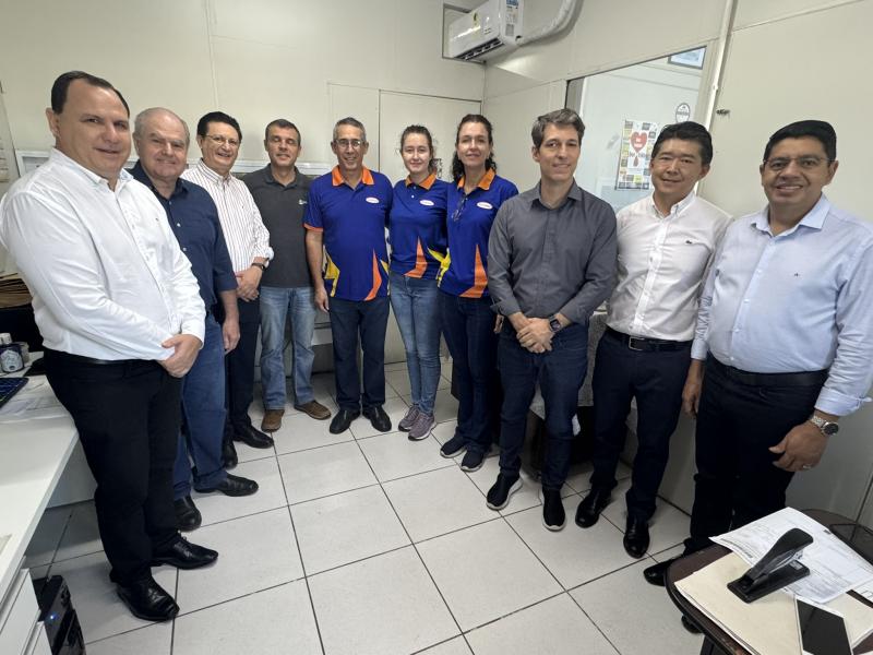 Comitiva do Fiesp/Ciesp, Acipp e Sicredi Rio Paraná com o homenageado e família