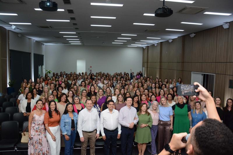 Participantes do SIC Mulher e a diretoria do Sicredi