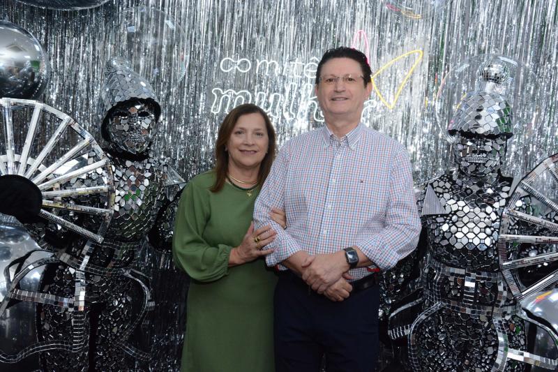 Dr. Jorge Guedes, presidente do Sicredi Rio Paraná, e esposa