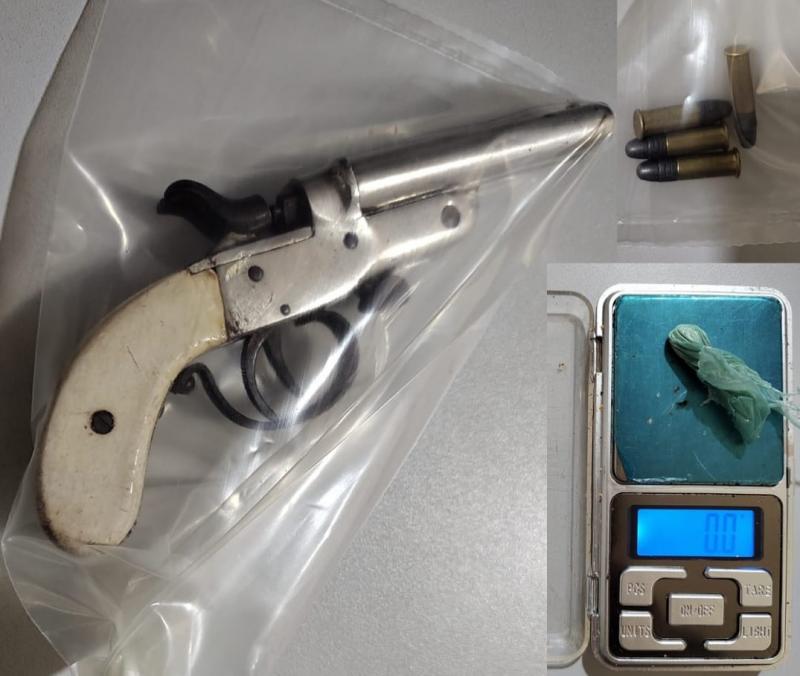 Durante a busca no imóvel, policiais localizaram uma garrucha, uma faca, quatro munições e a substância entorpecente
