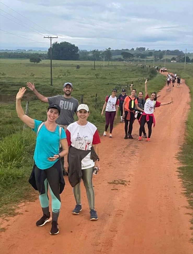 Glaucia Santos Calza com o grupo, na trilha rumo a Santo Expedito