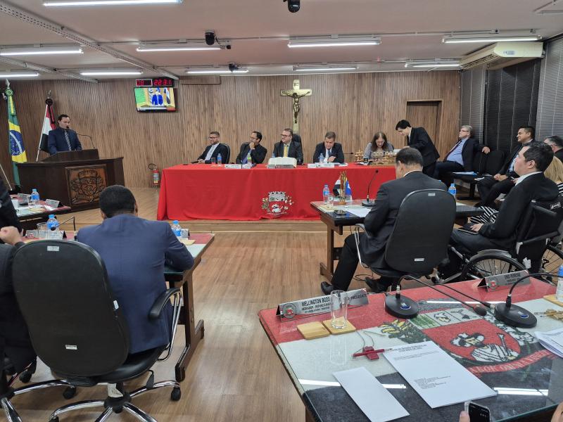 No expediente com votação, foram deliberados 28 requerimentos de providências e informações