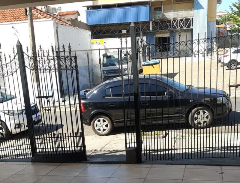 Idoso foi encontrado dentro de um Astra no centro da cidade