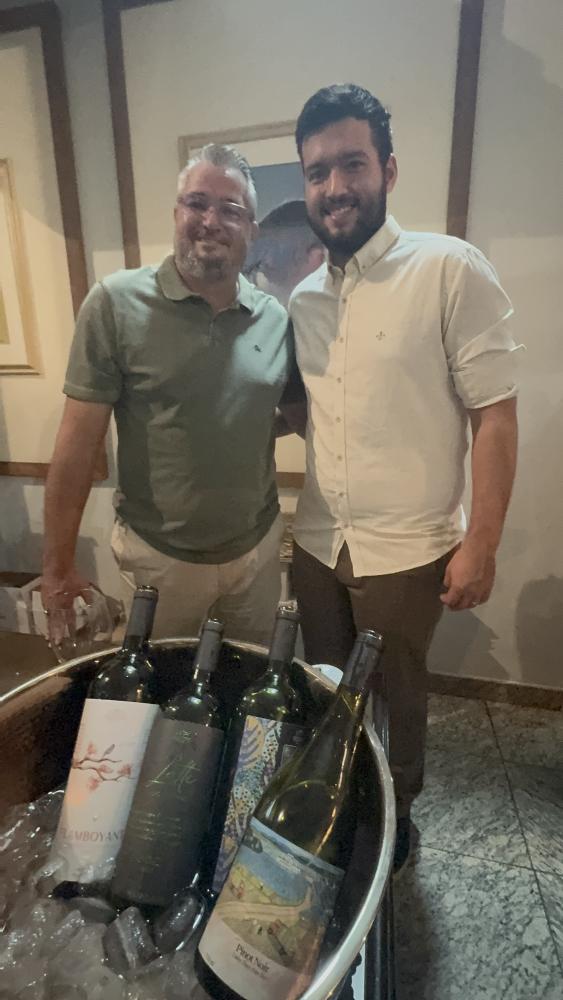 Produtores Fábio e Mauro Ferracini, da Vinícola Ferracini, de Penápolis 