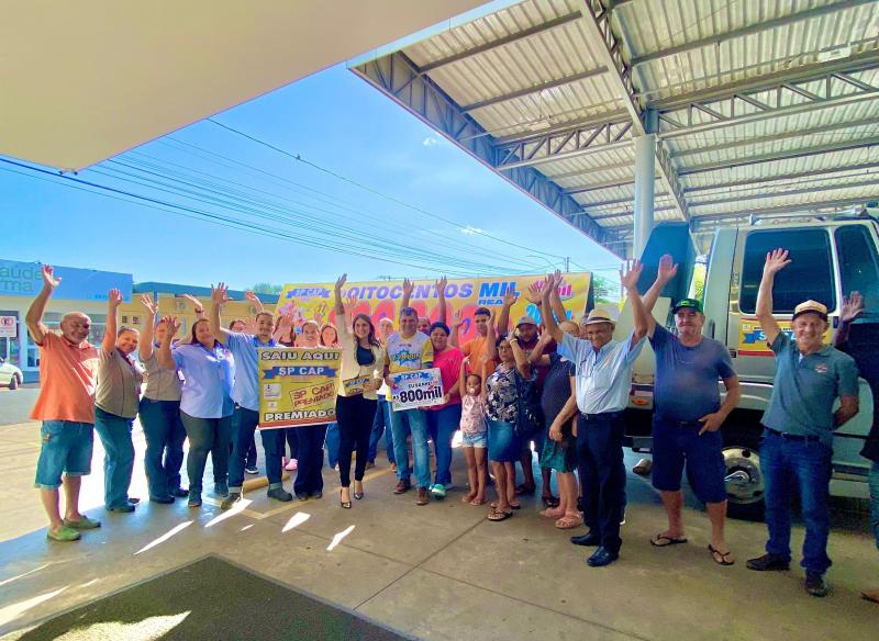 Amigos e familiares comemoram com o mecânico, Marcos Aparecio Simões, na entrega da premiação do SP Cap dessa semana