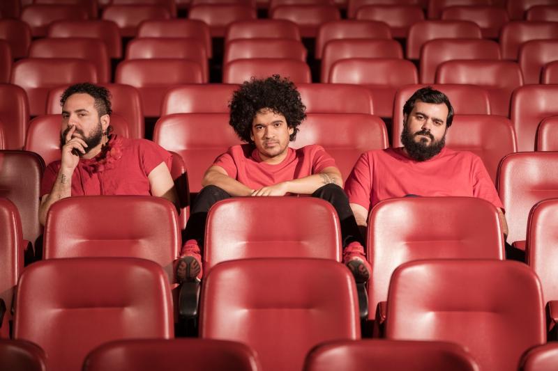 Mais do que um tributo, trio busca revelar como a música brasileira é viva, mutável e rica em possibilidade