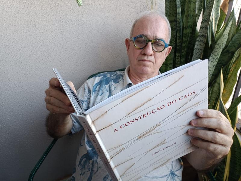 Bertoncini indica que temática do livro está relacionada ao que ele cunhou como “o grande tema da arte: o ser humano, sua vida e seu entendimento ou a busca dele”
