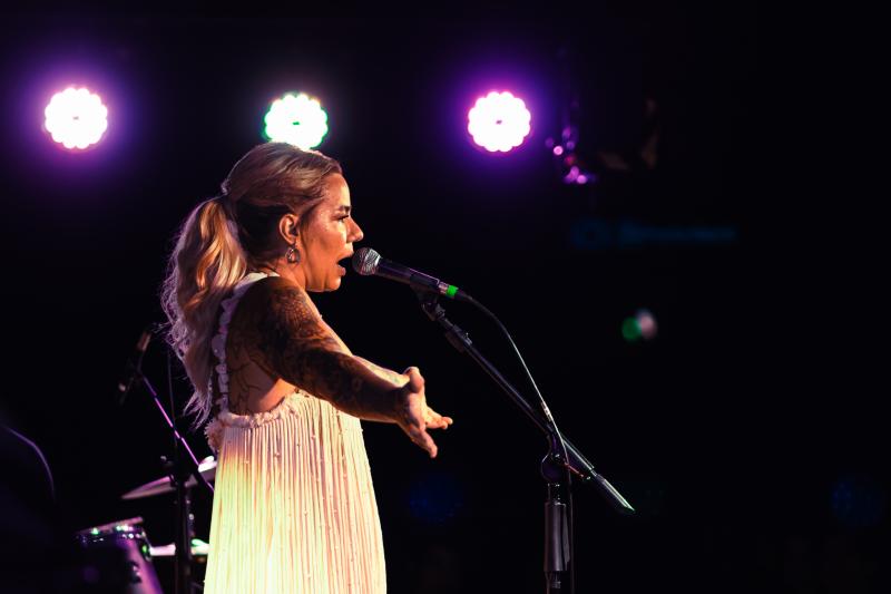 Ekena sobe ao palco para homenagear uma das vozes mais marcantes da música brasileira: Elis Regina
