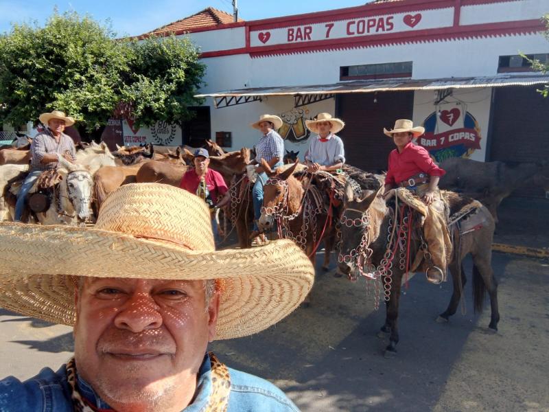 O “tropeiro” Odair José Borges e sua comitiva, hoje, no bairro rural 7 Copas: neste sábado, ele percorre os últimos 11 km até Anhumas