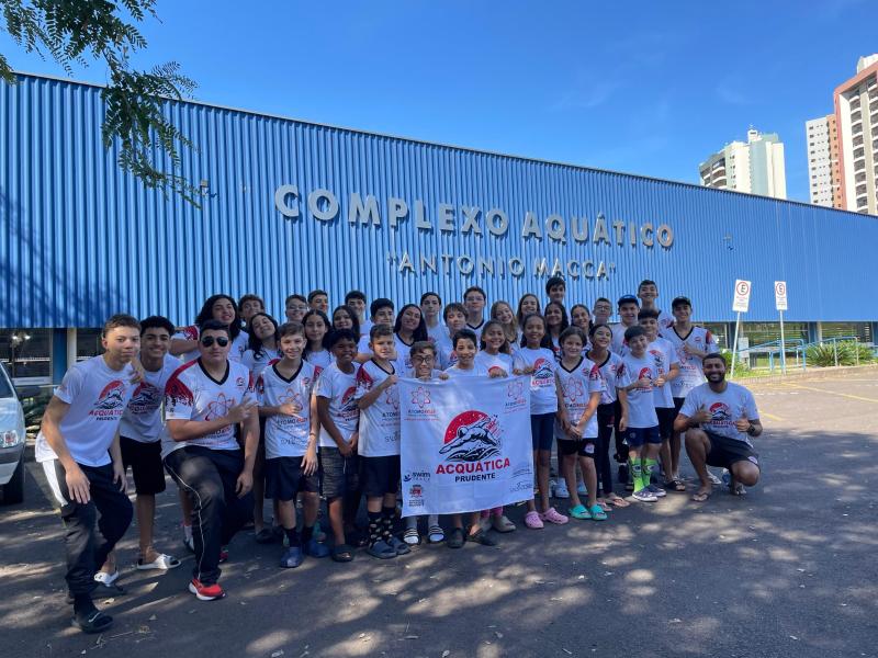 Atletas embarcaram hoje rumo à competição