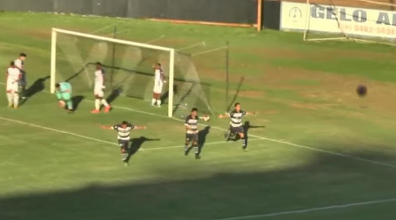 Bruninho (dir.) anotou os 2 gols da vitória da base do XV sobre o Carcará pela 4ª rodada do Paulista Sub-20