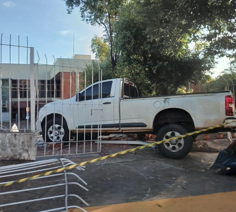 Na sexta-feira, utilitário bateu contra grades de proteção de prédio do Judiciário e derrubou de acesso