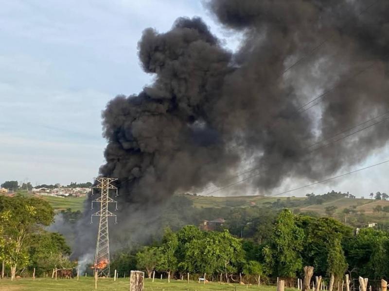 Em Prudente, mais de 2 mil m² de área foram consumidos por incêndio, que exalou fumaça preta e densa