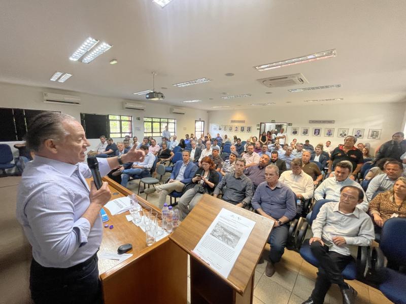Jorge Lima, secretário estadual de Desenvolvimento do Estado falando a empresários e prefeitos da região, nesta segunda, no auditório do Ciesp