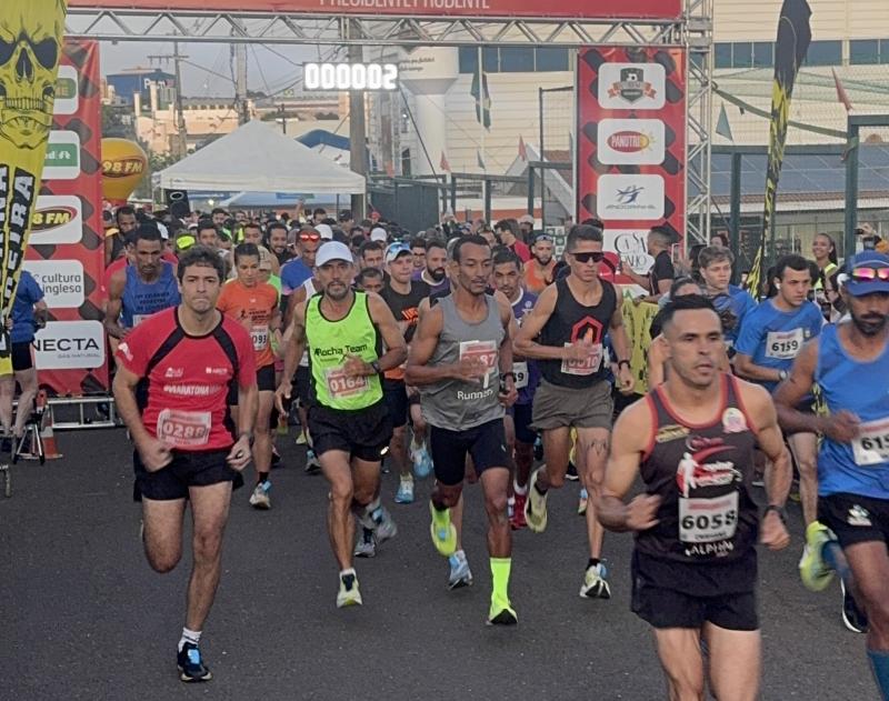 Largada da Meia Maratona, na Rua Mathias Mendes Cardoso