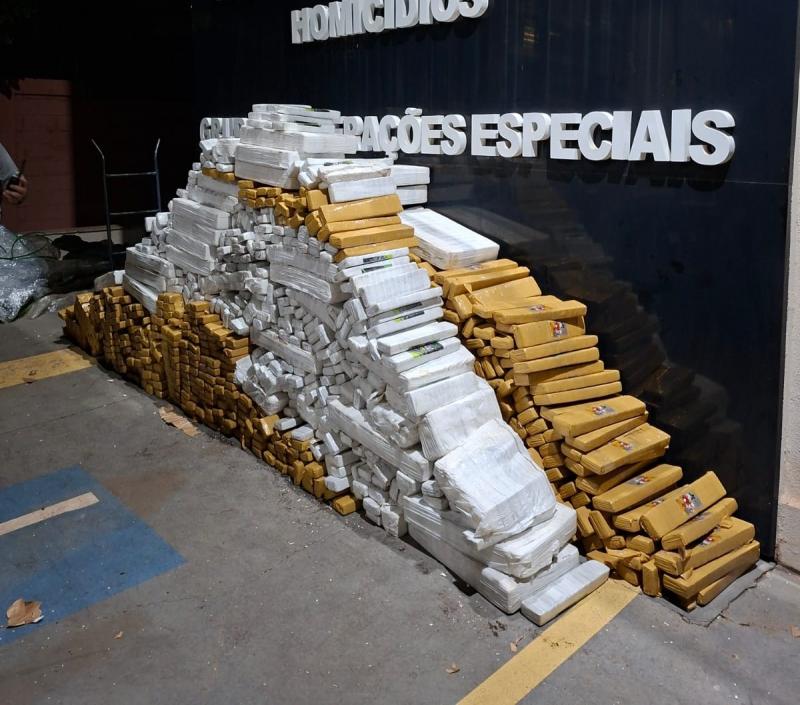 Compartimento de baú continha paletes de isopor que ocultavam centenas de tabletes de droga