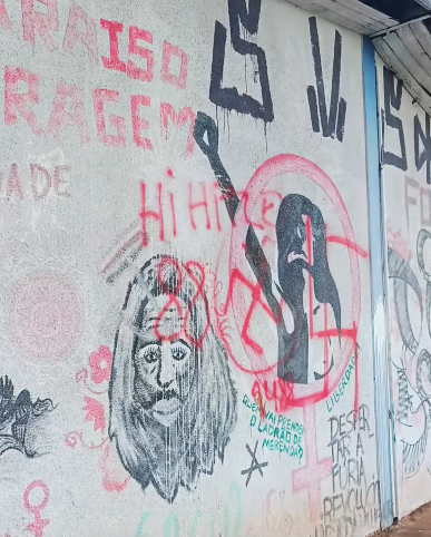 Pichações feitas na madrugada de domingo foram apagadas nesta terça-feira pelo estudantes