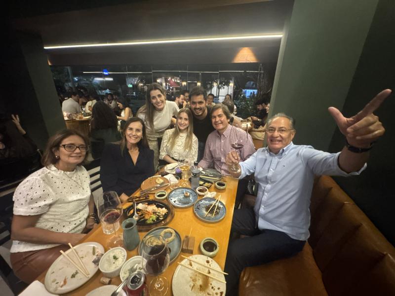 Camila e André Tamaoki, na mesa da família