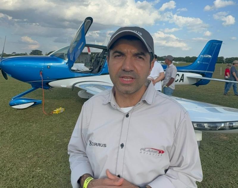 Walid El Kathib apresenta o Cirrus na Aviashow 2025: “O modelo tem recursos exclusivos como o sistema de paraquedas balístico, e a próxima geração lançada essa semana trará um novo modelo de pouso autônomo de emergência”