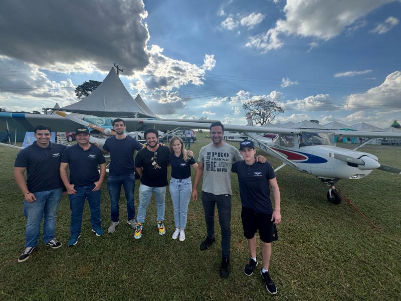 Wendel Menelau, com pilotos e alunos do Aeroclube e uma das 4 aeronaves apresentadas pela escola durante a Aviashow
