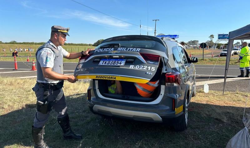 Apesar dos autores tentarem fugir, estes foram detidos pelo policiamento rodoviário